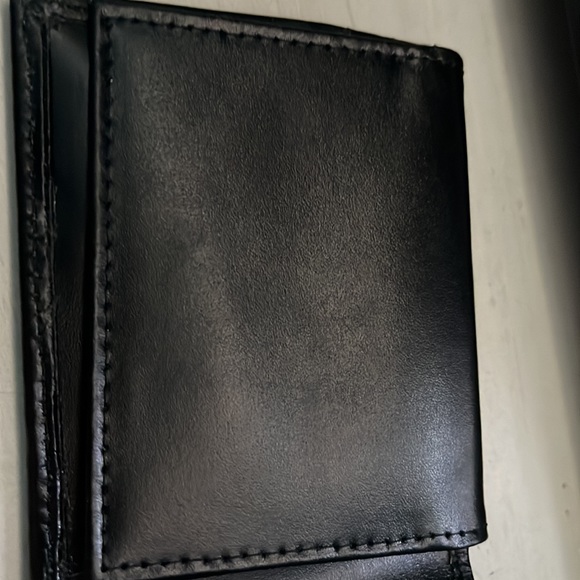 I am selling a Hilfiger wallet - Picture 2 of 4